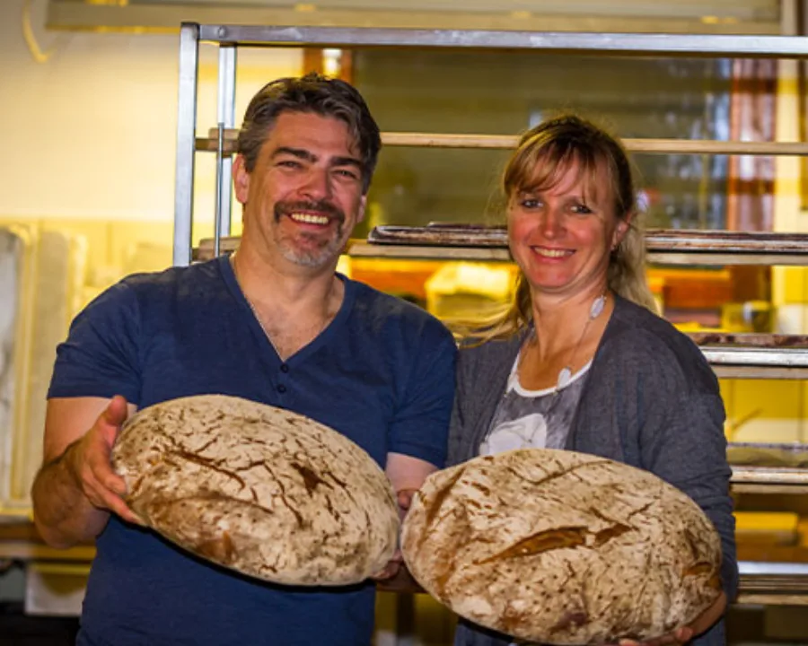 Inhaberteam der Bäckerei-Konditorei Schell mit frisch gebackenem Sauerteigbrot