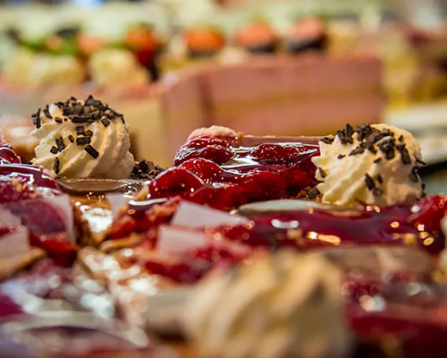Täglich wechselnde Kuchen- und Tortenauswahl der Konditorei Schell
